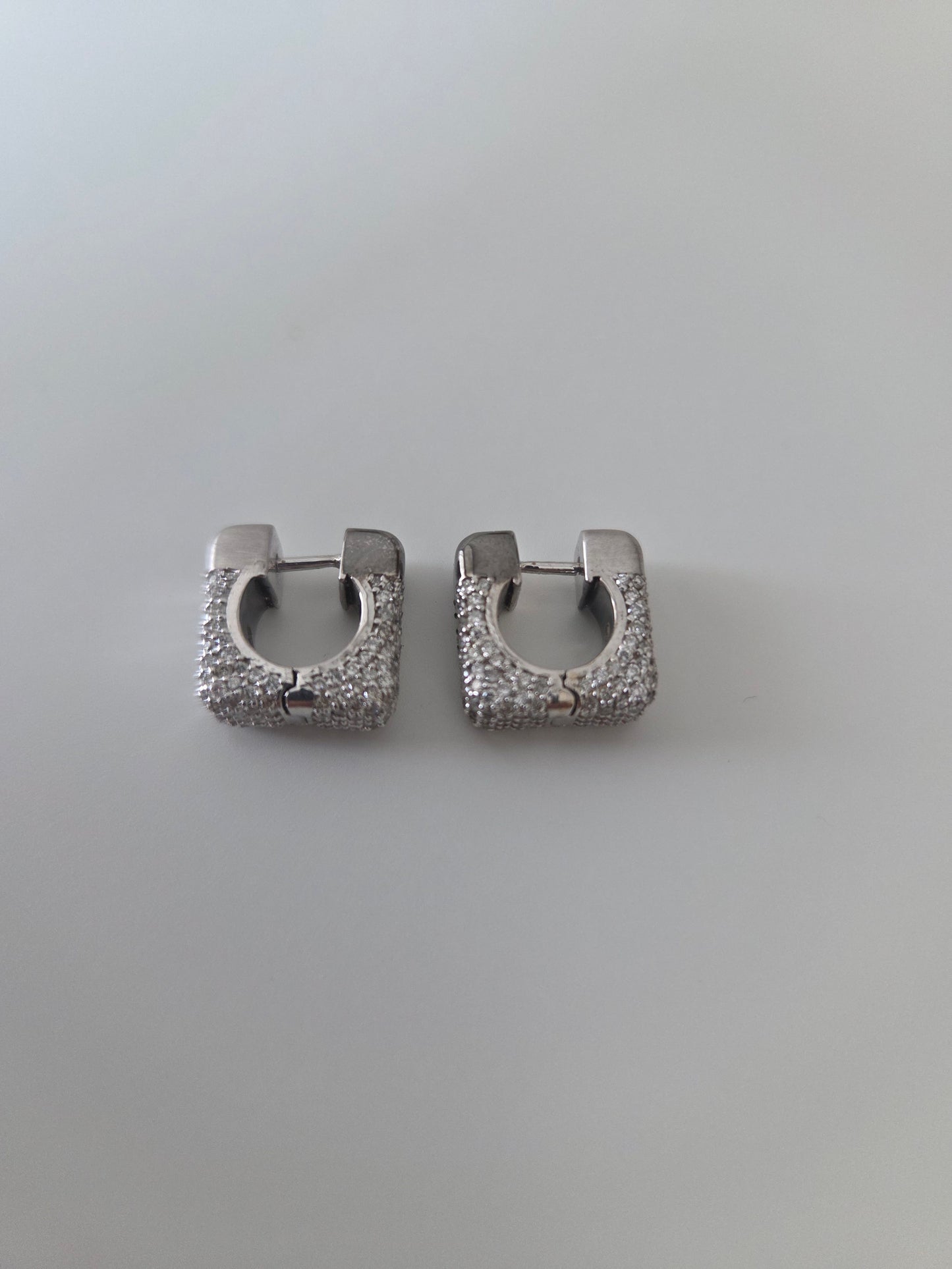Cubic Huggies